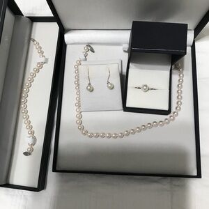 The Pearl Source Elegant Pearl in 14K WG Jewelry Set the ring is with diamonds